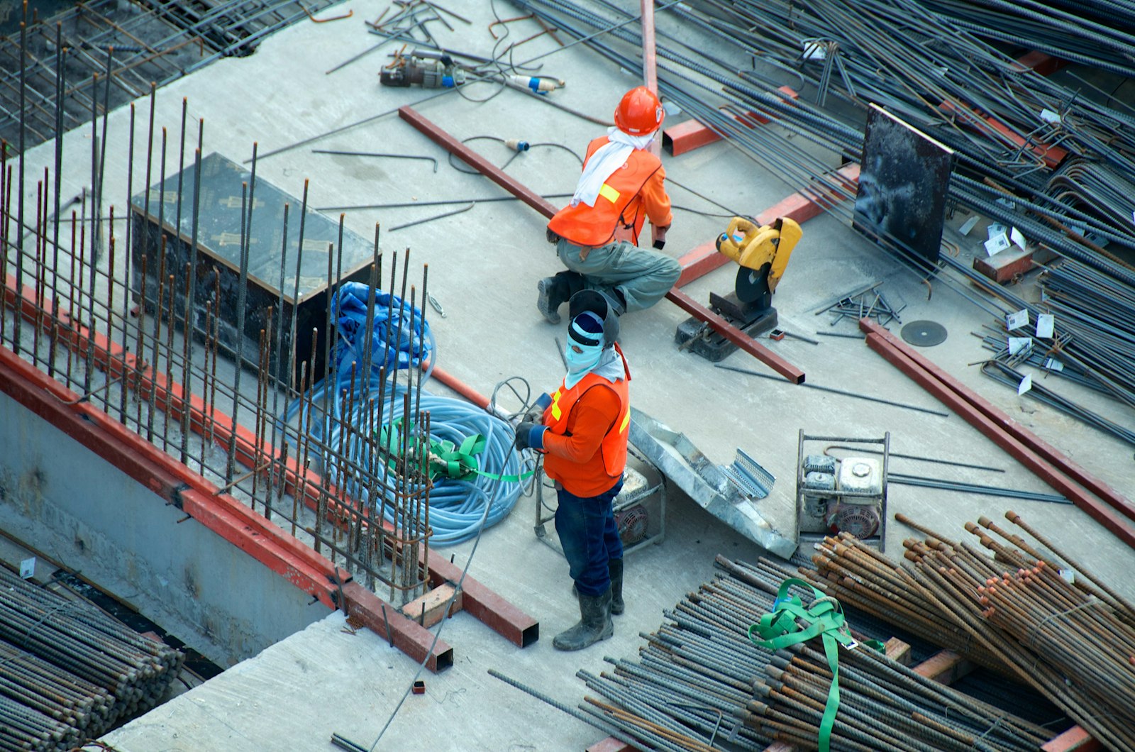 Chantier avec échafaudage et ouvriers sur une façade